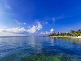 playa azul strand palm zeegezicht panorama in cancun mexico. foto