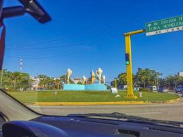 cancun quintana roo mexico 2022 typische straat auto's gebouwen en stadsgezicht van cancun mexico. foto