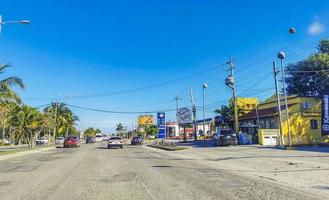 cancun quintana roo mexico 2022 typische straat auto's gebouwen en stadsgezicht van cancun mexico. foto