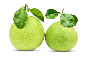 groene pomelo fruit met bladeren geïsoleerd op een witte achtergrond met uitknippad. foto