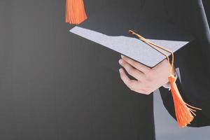 schot van afstuderen hoeden tijdens aanvang succes afgestudeerden van de universiteit, concept onderwijs felicitatie. diploma-uitreiking, feliciteerde de afgestudeerden op de universiteit tijdens het begin. foto