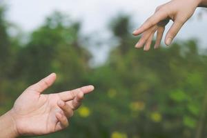 vrouw en man hand in hand, gelukkige paar minnaar in het park. foto