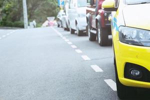 auto parkeren in grote asfalt parkeerplaats foto