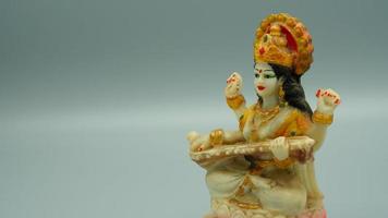 Indiase hindoe god saraswati mata afbeelding hd op witte achtergrond foto