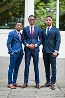 drie Afro-Amerikaanse gelukkig succesvolle mans op pak. foto