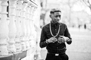 chique knappe Afro-Amerikaanse man in zwart shirt met gouden ketting. foto