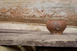 oud roestig metalen gietijzer op houten bureau buitenshuis foto