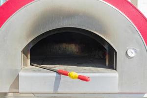 lege straatoven voor het koken van voedsel - meet, pizza, brood foto