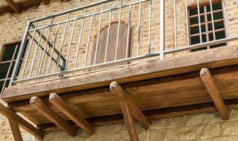 houten en metalen balkon close-up foto