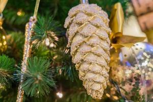 Kerstmis en Nieuwjaar vakantie achtergrond. kerstboom versierd met gouden kegels en ballen. viering concept foto