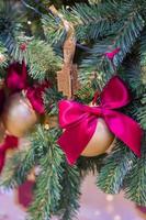 Kerstmis en Nieuwjaar vakantie achtergrond. kerstboom versierd met rode strikken en ballen. viering concept foto