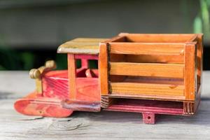 details van een houten vrachtwagen speelgoed op een tafel foto