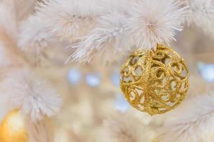 Kerstmis en Nieuwjaar vakantie achtergrond. witte kerstboom versierd met witte en gouden ballen. viering concept foto
