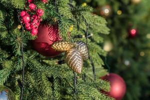 Kerstmis en Nieuwjaar vakantie achtergrond. kerstboom versierd met ballen en slingers foto