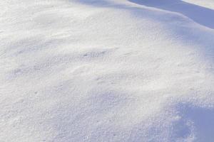 textuur van witte sneeuw die op de zon fonkelt. foto