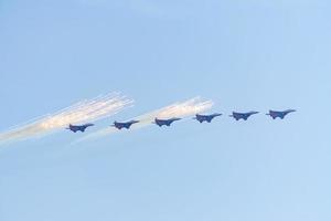 zhukovsky, rusland, 2019 - Russisch aerobatic team gierzwaluwen maakt manoeuvre bij internationale luchtvaart- en ruimtesalon maks 2019 foto