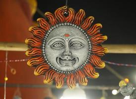 sculptuur van een Indiase surya god beeld foto