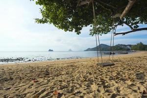 een houten schommel op het strand van thailand foto