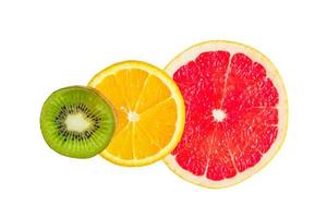 citrus segmenten - kiwi, sinaasappel en grapefruit geïsoleerd op een witte achtergrond. foto