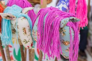 handgemaakte decoratieve textiel paarden op stokken, vakantiemarkt foto