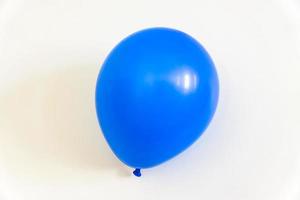 blauwe ballon op witte achtergrond foto