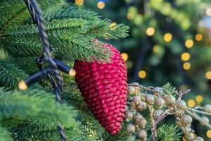 Kerstmis en Nieuwjaar vakantie achtergrond. kerstboom versierd met speelgoedkegel en slingers foto