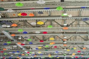 plafondachtergrond met hangende kleurrijke paraplu's foto