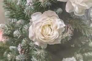 kerstversiering met bloemen aan de boom, toded foto