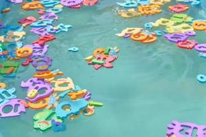 close-up van drijvende kleurrijke zeedierfiguren in het zwembad voor het vangen van een net. kinderanimatie foto