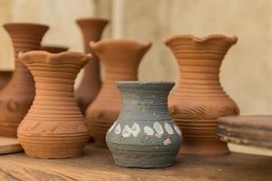 verschillende aarden potten op een houten tafel foto