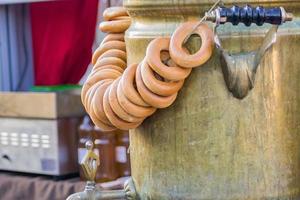 traditionele Russische ceremonie - thee, samovar en bagels of baranka foto