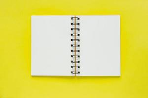 schoon spiraalvormig notitieboek voor notities op gele achtergrond. minimale zakelijke plat lag mock up foto