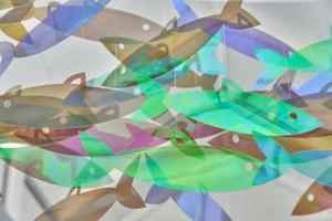 abstracte achtergrond van hangende vissen met holografische trendy kleuren foto