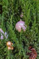 Kerstmis en Nieuwjaar vakantie achtergrond. kerstboom versierd met kegels en ballen. viering concept foto
