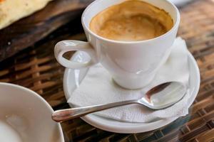 close-up van witte kop cappuccino op tafel foto