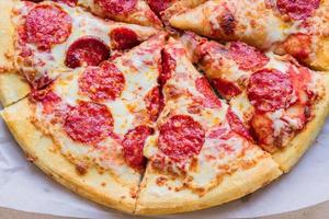 traditionele klassieke Italiaanse pepperoni pizza achtergrondtextuur foto