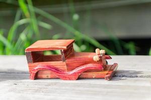 houten speelgoedauto zonder wielen op houten bureau buitenshuis foto