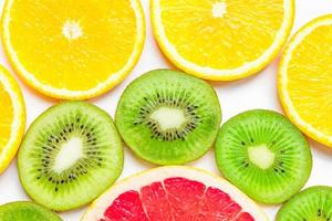 citrus segmenten - kiwi, sinaasappels en grapefruits op witte achtergrond. fruit achtergrond foto