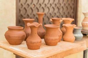 verschillende aarden potten op een houten tafel foto