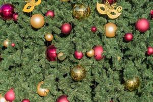 Kerstmis en Nieuwjaar vakantie achtergrond. kerstboom versierd met ballen en slingers foto