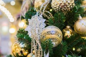 close-up van de kerstboom versierd met gouden en witte ballen en sneeuwvlok. nieuwjaar achtergrond foto