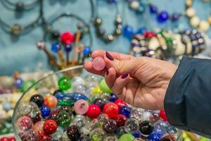 veelkleurige mix van lampwork kralen in een kom voor het maken van kettingen of armbanden, doe-het-zelf materialen foto