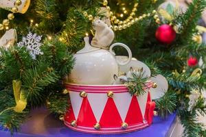 witte porseleinen muizen in een rode speelgoedtrommel. kerst versiering. symbool van het jaar 2020 foto