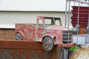 vintage roestige speelgoedvrachtwagen voor tuindecoratie. foto