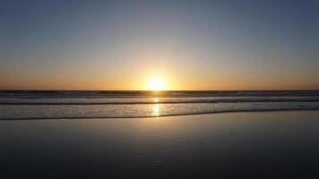 zonsondergang strand zonnestralen foto