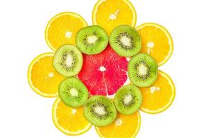 citrus slice, kiwi, sinaasappels en grapefruits geïsoleerd op een witte achtergrond. fruit achtergrond foto