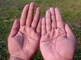 gerimpelde vinger een volwassen man na te lang in het water te hebben gespeeld foto