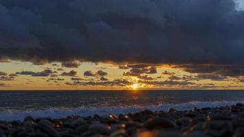 prachtige zonsondergang over het zeegezicht foto