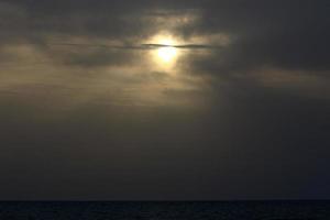 de zon gaat onder de horizon aan de Middellandse Zee in Noord-Israël. foto