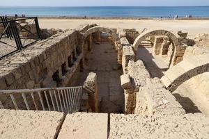 caesarea israel 21 november 2019. de ruïnes van een oude stad aan de middellandse zee in israël. foto